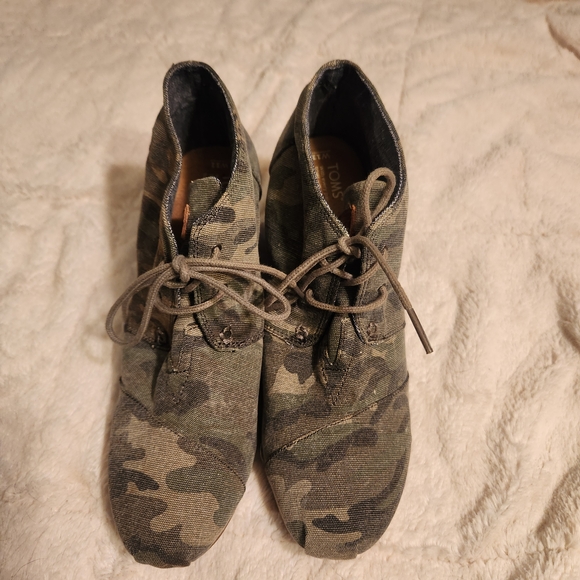 TOMS Womens  Camouflage Lace-Up Booties Size 11 Euc - Picture 1 of 6